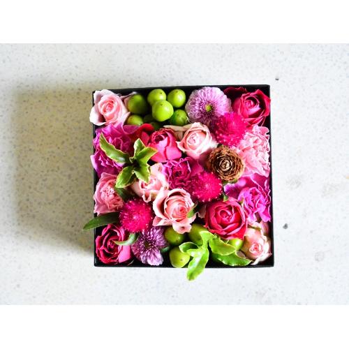 BOXアレンジメント ピンク」| 花屋「（有）花萌」のオリジナル商品