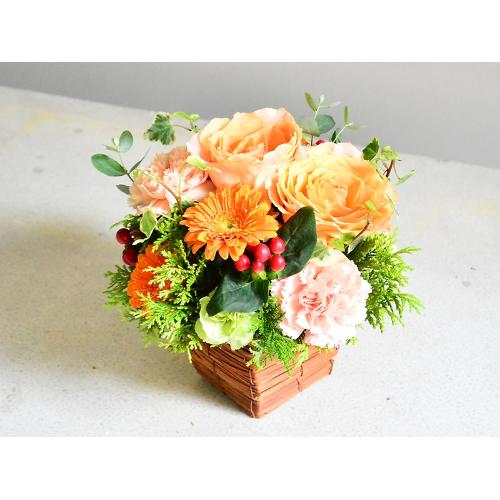 オレンジ＆グリーンのアレンジメント」| 花屋「（有）花萌」の