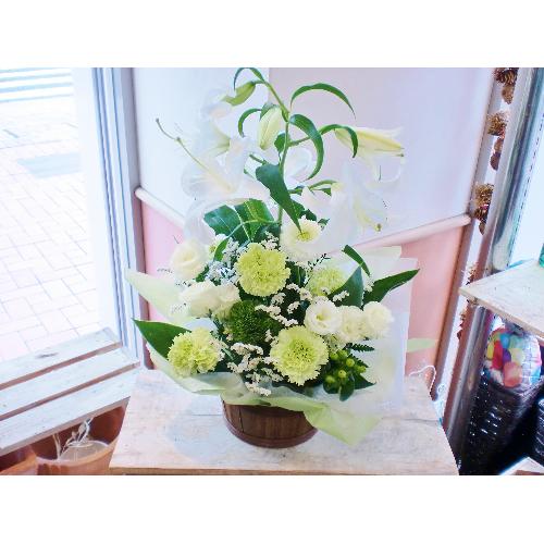 カサブランカ ユリ入り 白 緑のお花でおまかせ アレンジ花 花屋 ｆｌｏｗｅｒ ｓｈｏｐ 花物語 のオリジナル商品 フラワーギフトはプロのお花屋さんにおまかせ フジテレビフラワーネット