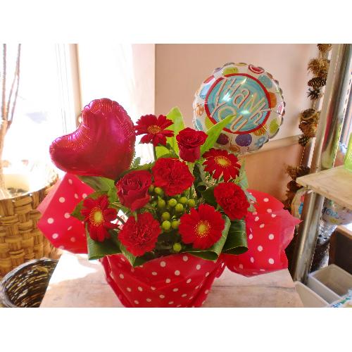 バルーンフラワーサンキュー 感謝を伝える赤色花おまかせ盛花 花屋 ｆｌｏｗｅｒ ｓｈｏｐ 花物語 のオリジナル商品 フラワーギフトはプロのお花屋さんにおまかせ フジテレビフラワーネット