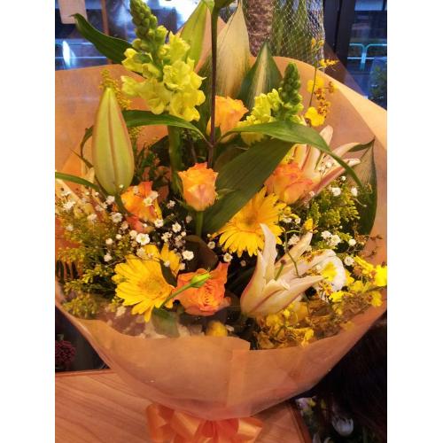 黄色とオレンジの花束 花屋 Flower Shop Hanakuma 花くま のオリジナル商品 フラワーギフトはプロのお花屋さんにおまかせ フジテレビフラワーネット
