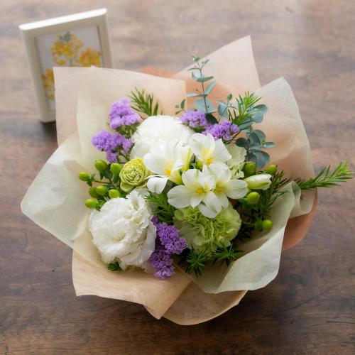 アロマ香るフラワーギフト Floma Essential ホワイト系 Sympathy シンパシー 花屋 フジテレビフラワーネット のオリジナル商品 フラワーギフトはプロのお花屋さんにおまかせ フジテレビフラワーネット