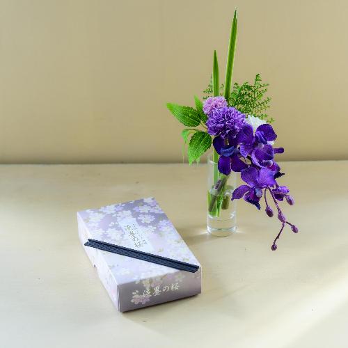 お線香 淡墨の桜 パープル系マジックウォーター入り供花 モカラ マムセット 花屋 フジテレビフラワーネット のオリジナル商品 フラワーギフトはプロのお花屋さんにおまかせ フジテレビフラワーネット