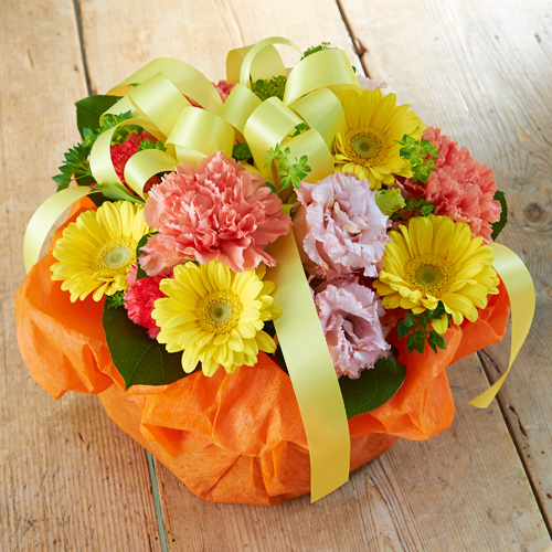 ビタミンカラーアレンジメント ガーベラ カーネーション フラワーギフトはプロのお花屋さんにおまかせ フジテレビフラワーネット