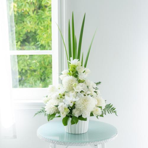 花束/アレンジメント フラワーキッチン 旬のお供えアレンジメント 5500円 (カラー： 白にイエロー系を入れて) ｜フラワーキッチン お供え 花 洋花を使った旬のおまかせ お供え