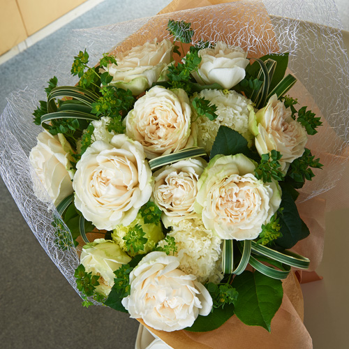 白いバラとトルコギキョウのエアリーブーケ フラワーギフトはプロのお花屋さんにおまかせ フジテレビフラワーネット