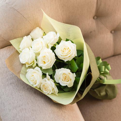 白 ホワイト バラのシックな花束 フラワーギフトはプロのお花屋さんにおまかせ フジテレビフラワーネット